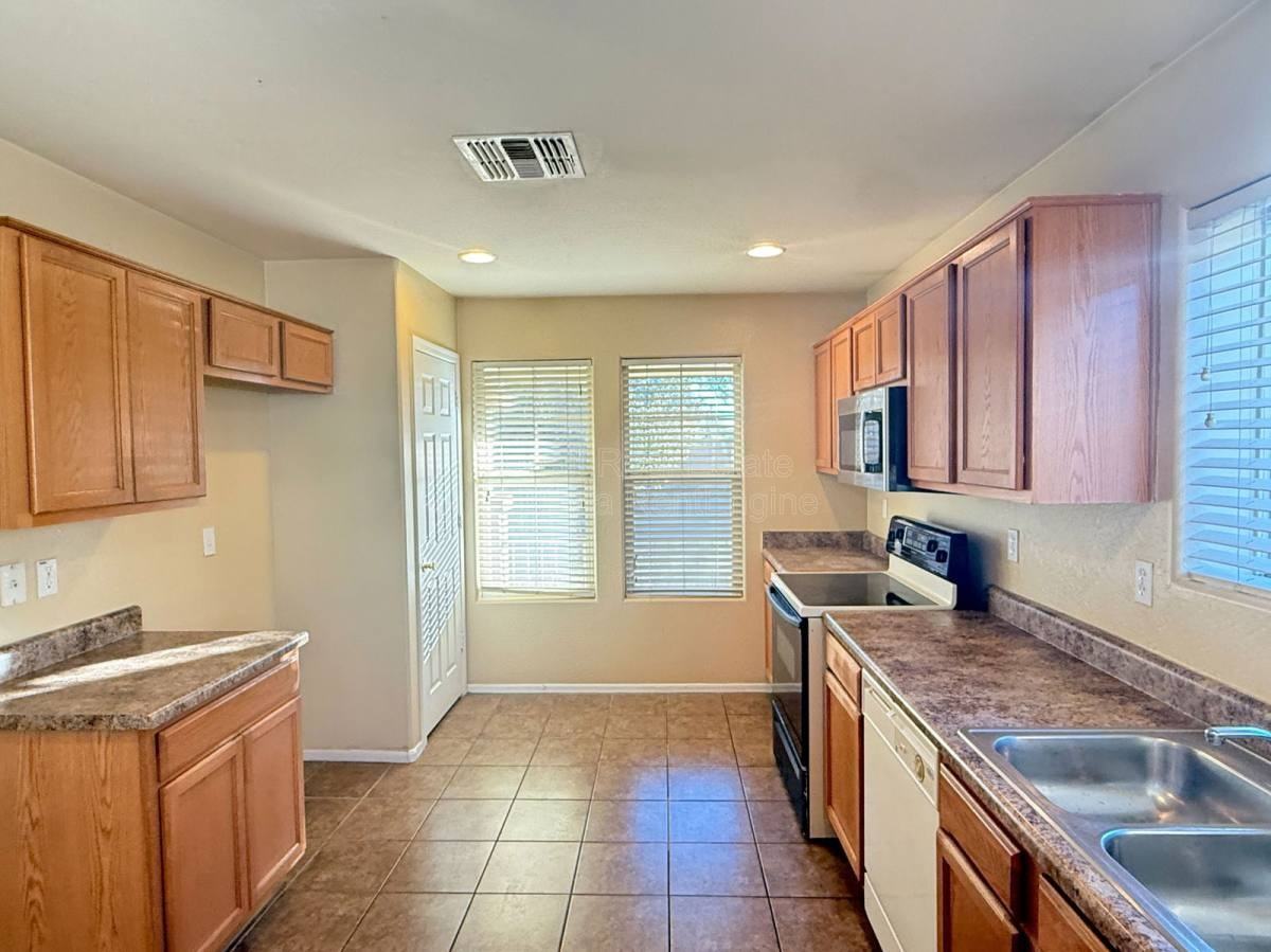 3426 S 72nd Ln - Photo 3 of 10