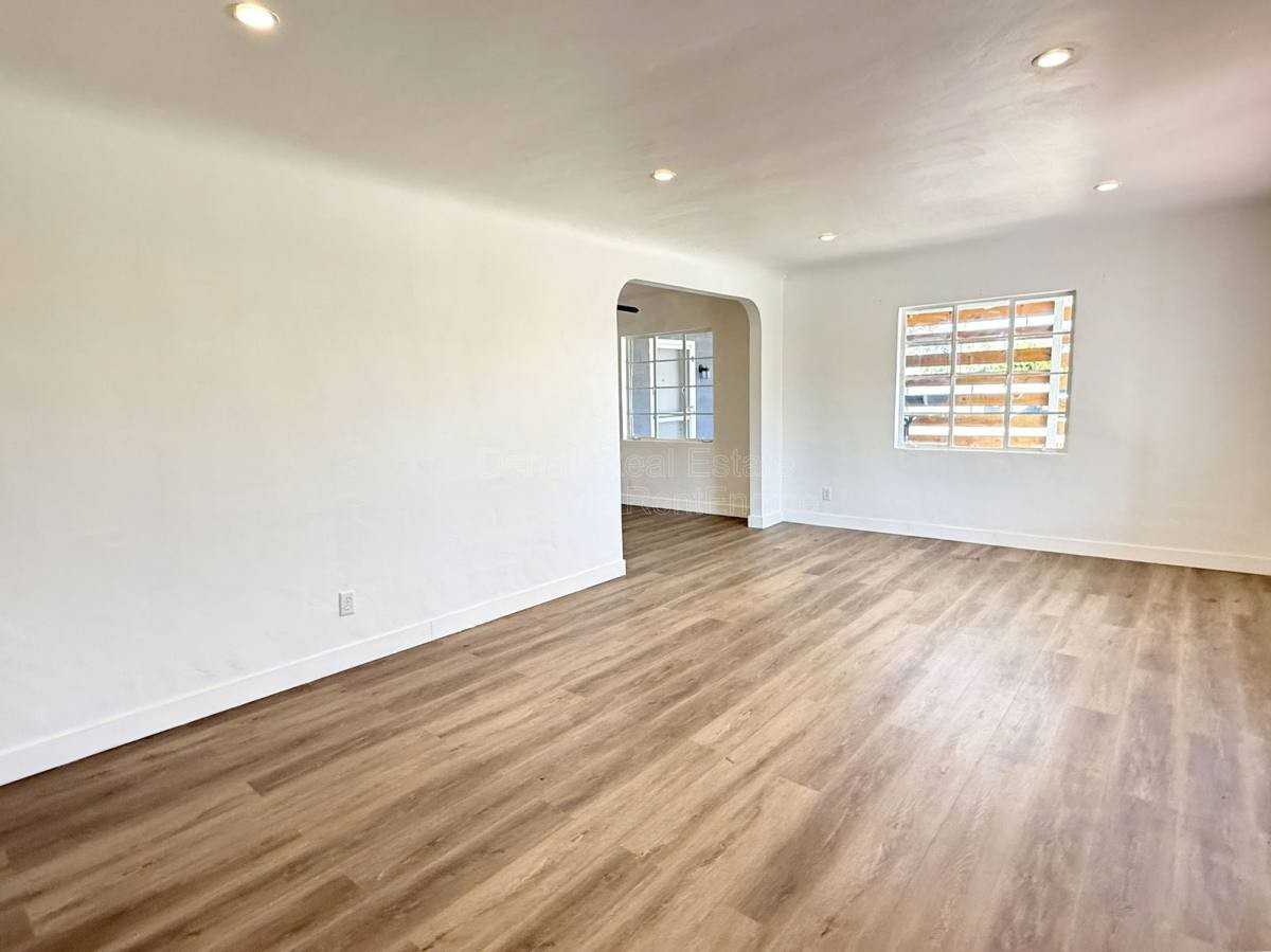 102 W 8th Pl - Photo 3 of 10