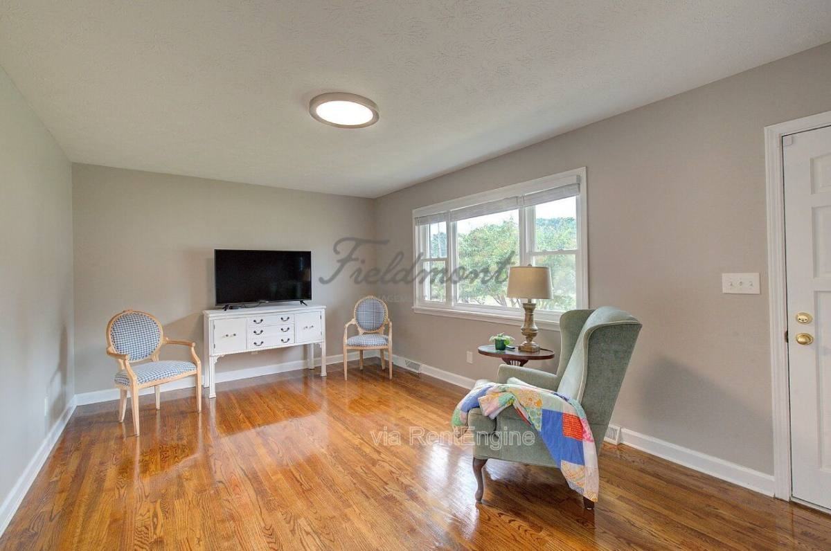 301 Bannister St - Photo 3 of 10