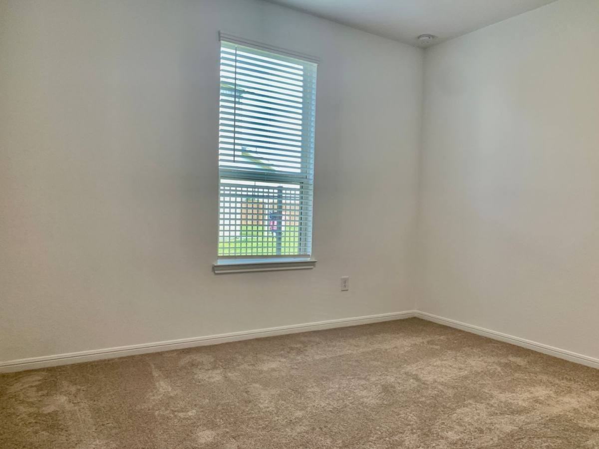 1024 Greenshank Dr - Photo 7 of 10