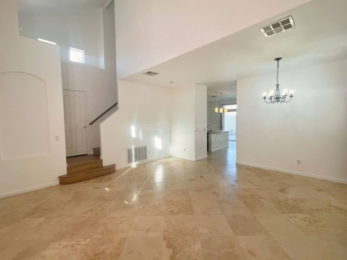 2211 S Harper - Photo 2 of 10