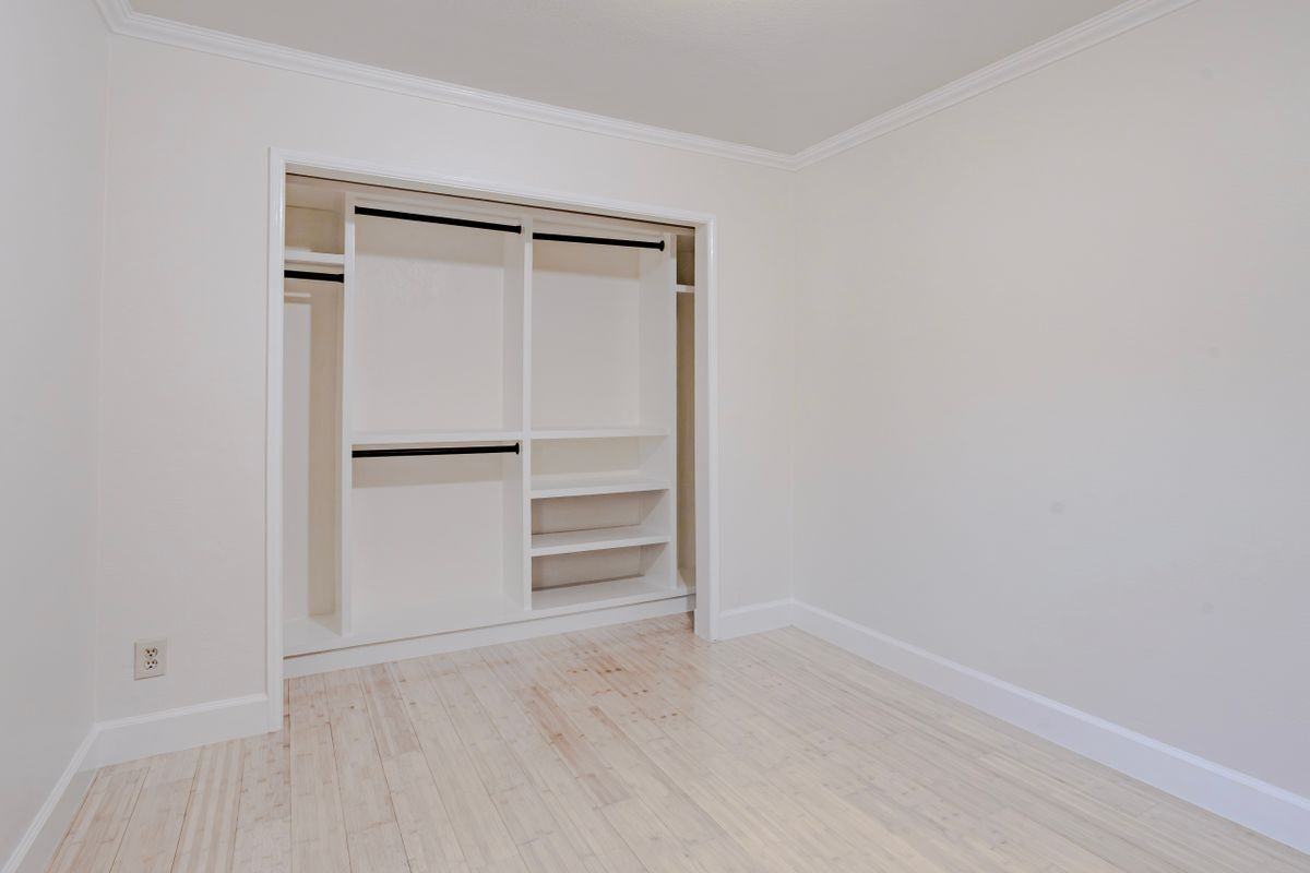 5002 W 142nd St - Photo 2 of 9