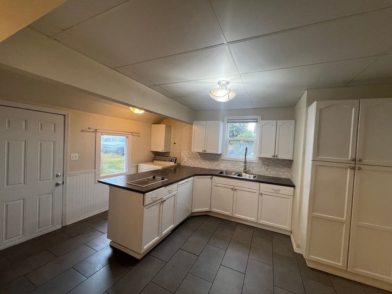 419 Lakeway Dr - Photo 2 of 14