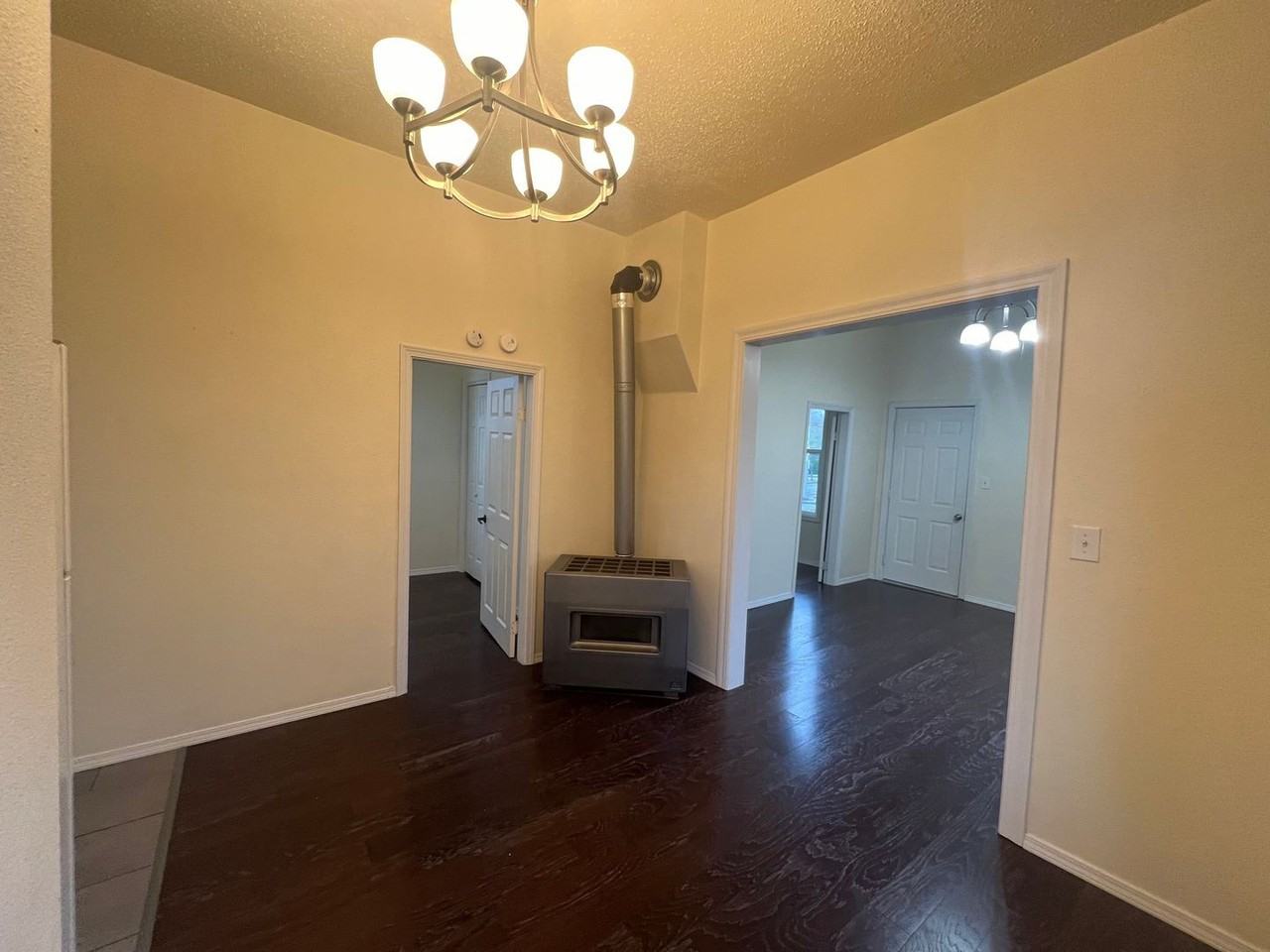 419 Lakeway Dr - Photo 6 of 14