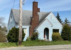 featured image of 1421 Lakeway Dr