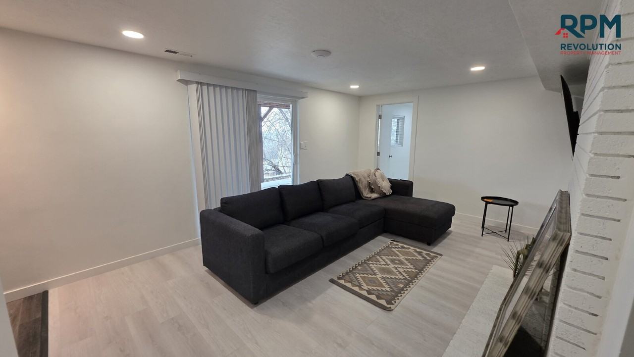 816 Mountain Side Dr - Photo 3 of 13