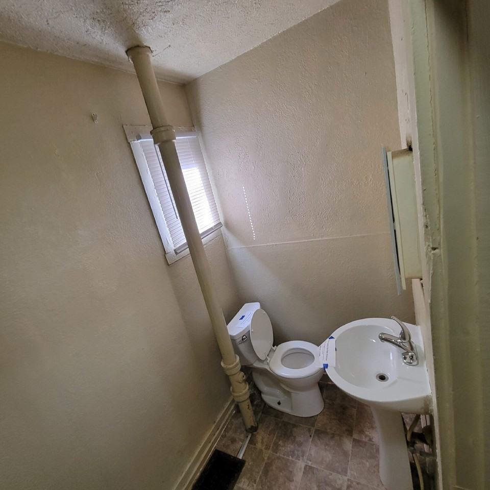 1922 Charles St - Photo 2 of 6