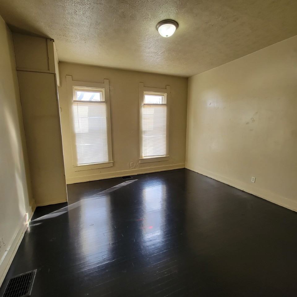 1922 Charles St - Photo 5 of 6