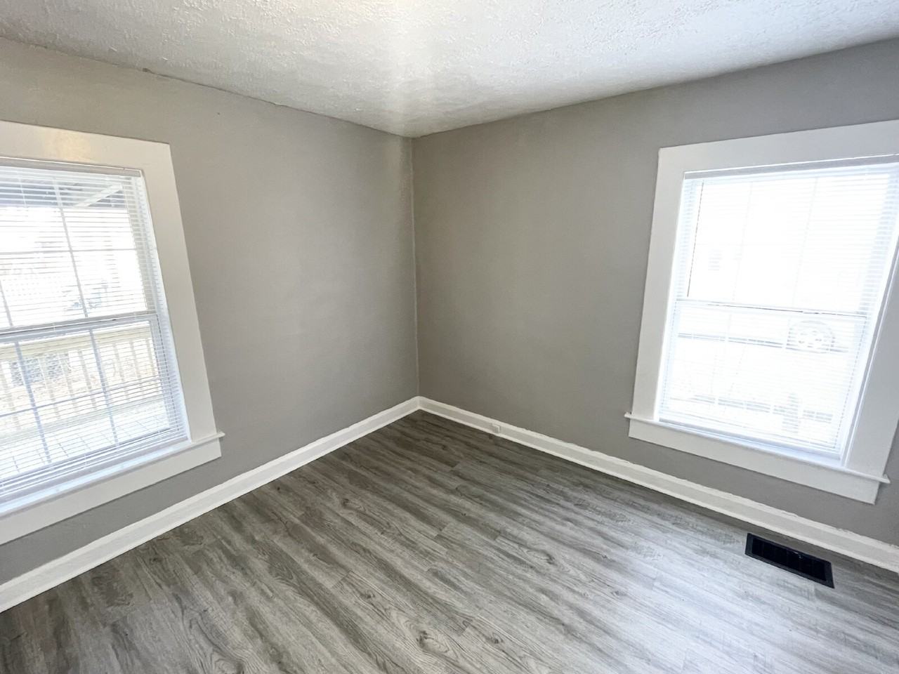 2627 S Goodlet Ave - Photo 3 of 6