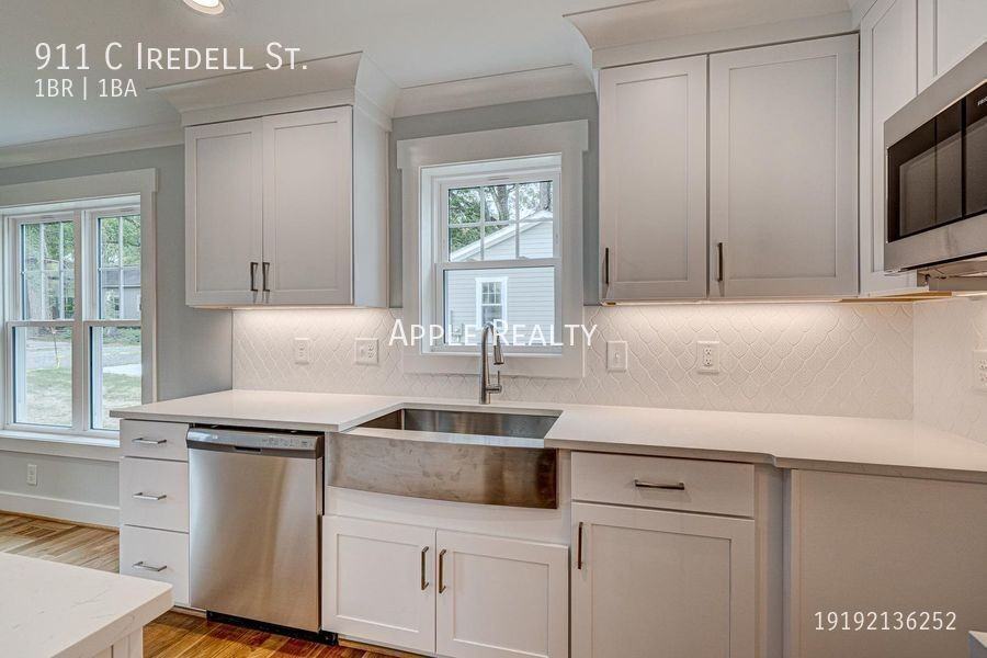 911C Iredell St - Photo 5 of 24