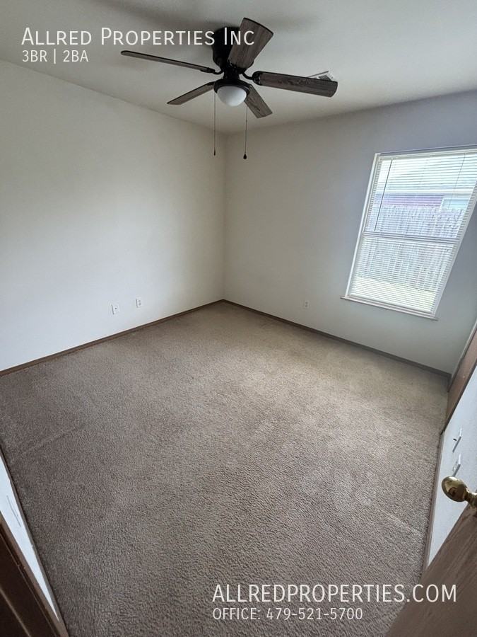 407 E Asher Ct - Photo 6 of 11