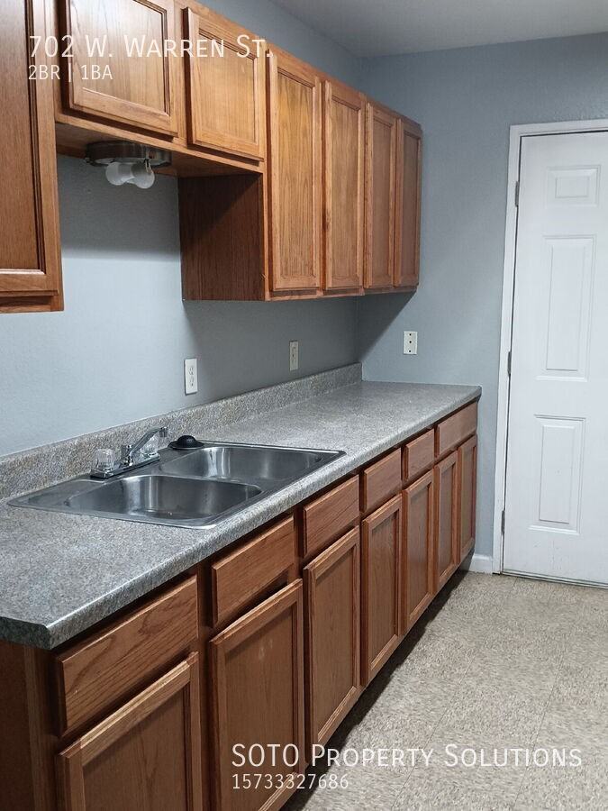 702 Warren St - Photo 3 of 8