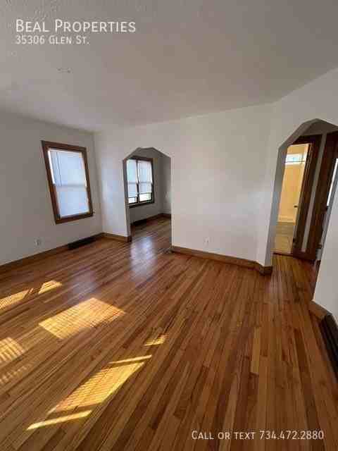 35306 Glen St - Photo 3 of 23