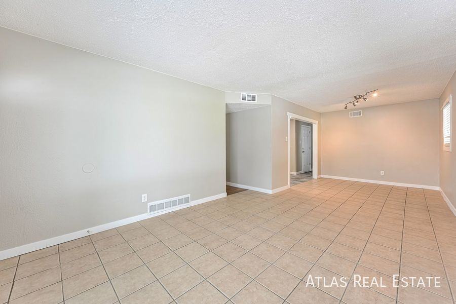 916 Victor St - Photo 2 of 20