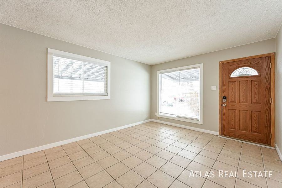 916 Victor St - Photo 3 of 20