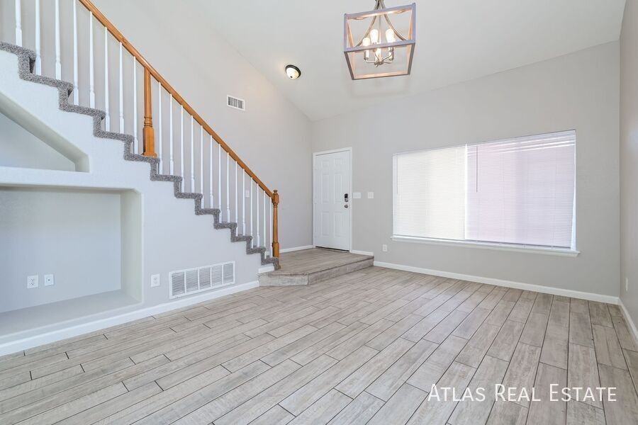 4834 Genoa St - Photo 4 of 35