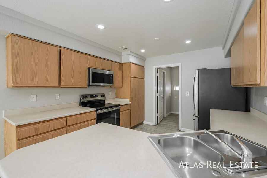 4834 Genoa St - Photo 6 of 35