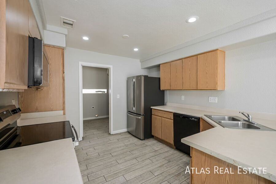 4834 Genoa St - Photo 7 of 35