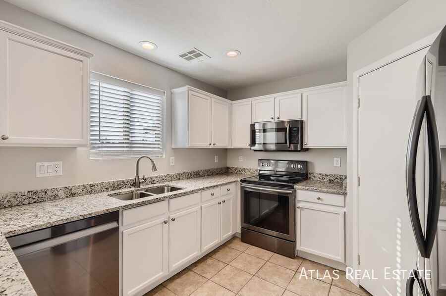 7926 S 67th Dr - Photo 5 of 19