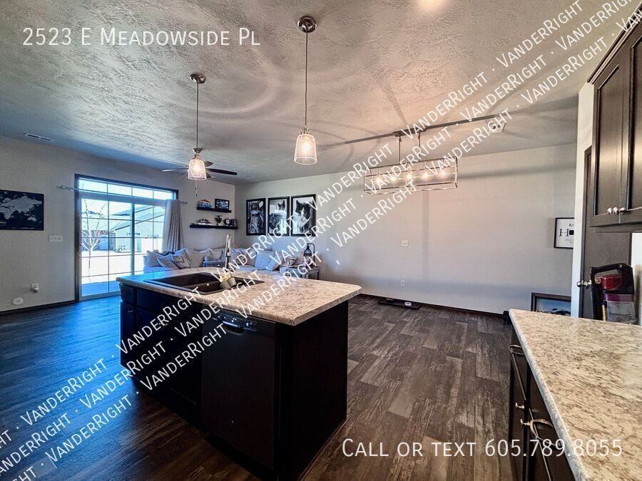 2523 E Meadowside Pl - Photo 4 of 25