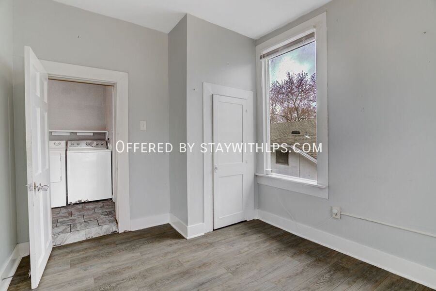 132 N Evergreen St #6 - Photo 3 of 11