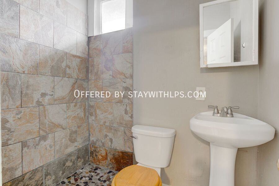 132 N Evergreen St #6 - Photo 6 of 11