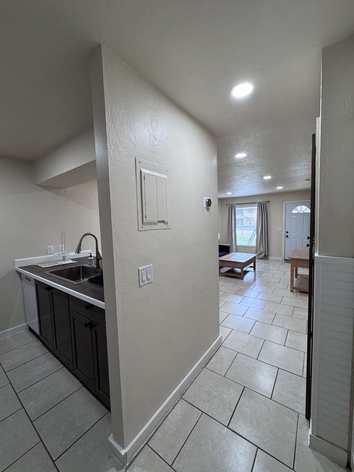 1826 Sw 69th Ter #B - Photo 4 of 29