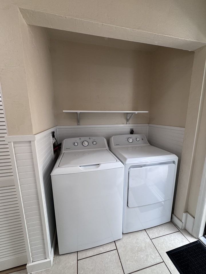 1826 Sw 69th Ter #B - Photo 5 of 29