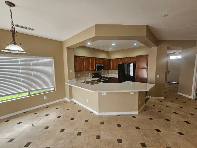 5623 S 54th Dr - Photo 6 of 20