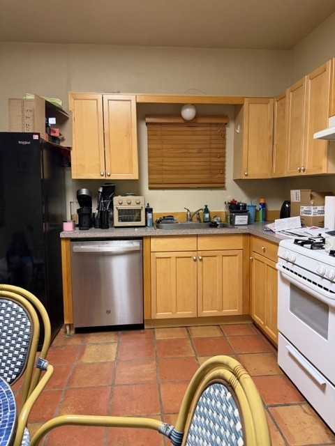 1624 E 7th St - Photo 2 of 10