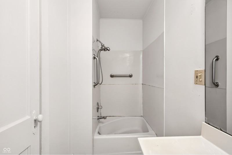 930 7th St #C - Photo 2 of 12