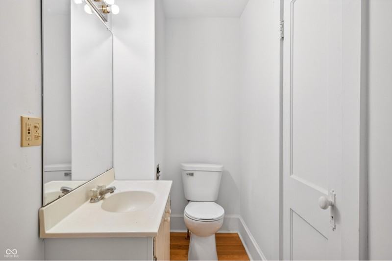 930 7th St #C - Photo 3 of 12