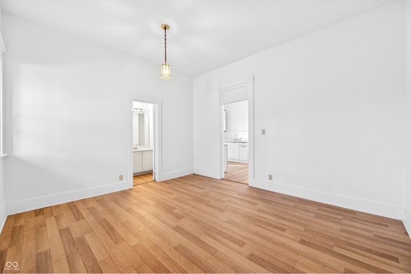 930 7th St #C - Photo 4 of 12