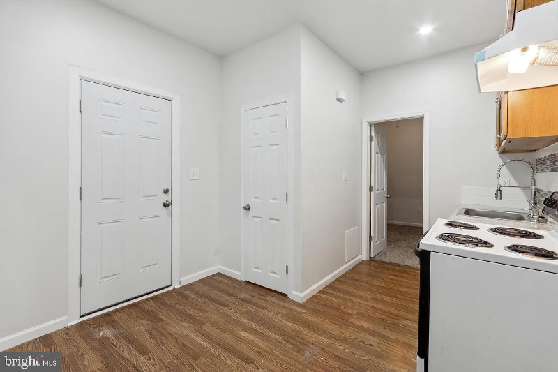 830 W 3rd St #2 - Photo 3 of 8