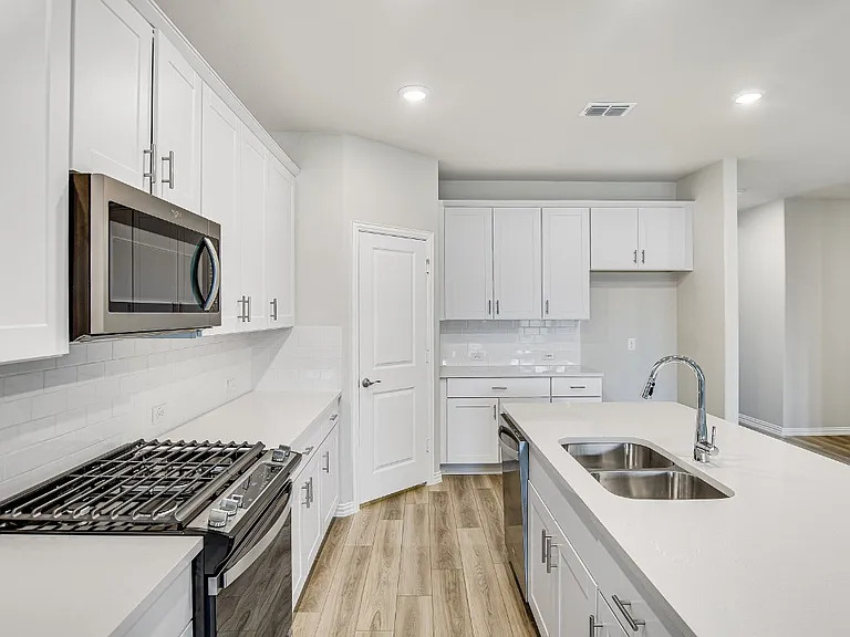 3416 Kingsview Dr - Photo 3 of 17