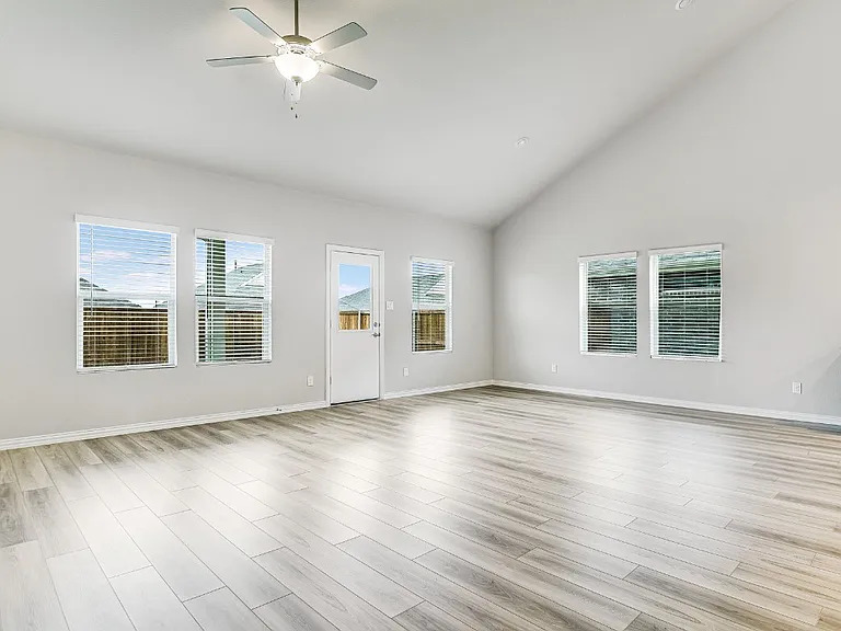 3416 Kingsview Dr - Photo 6 of 17