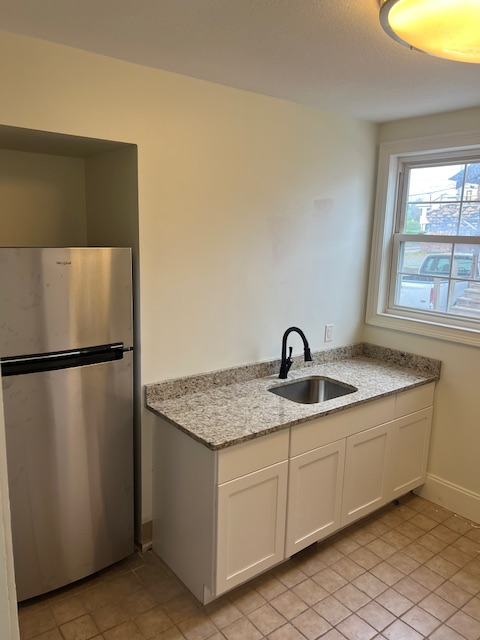 700 N Roan St - Photo 5 of 6