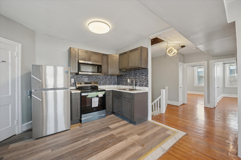 1733 67th Ave #3rdFL - Photo 2 of 4