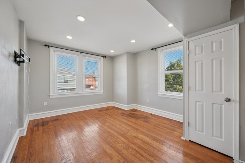 1733 67th Ave #3rdFL - Photo 3 of 4