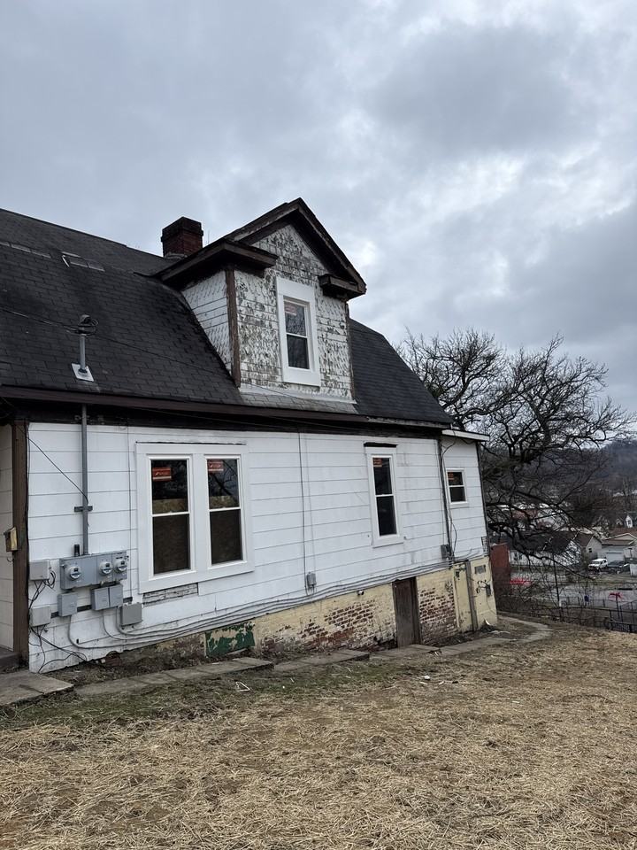 1221 Stuart St #B - Photo 2 of 11