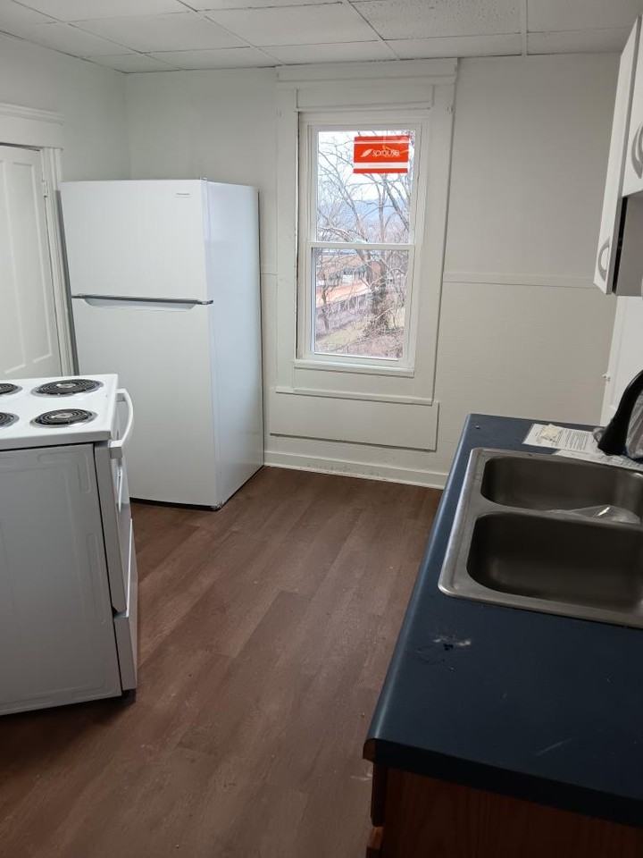 1221 Stuart St #B - Photo 4 of 11