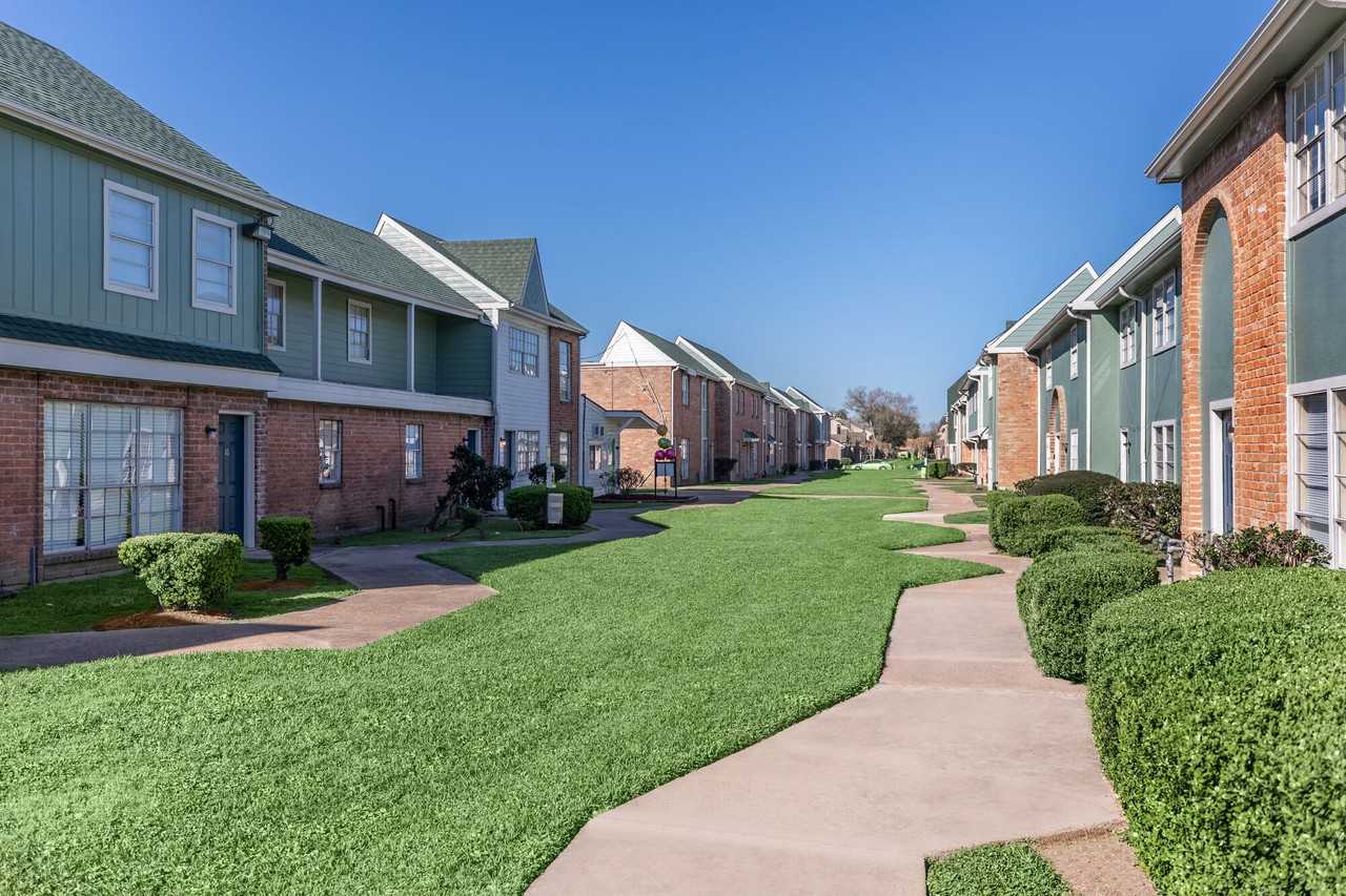 Avalon Village Townhomes - Photo 4 of 20