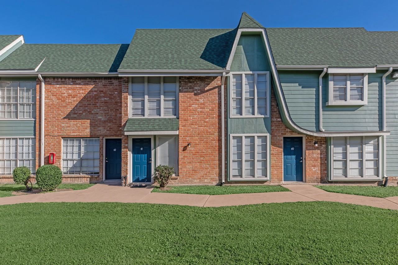 Avalon Village Townhomes - Photo 5 of 20