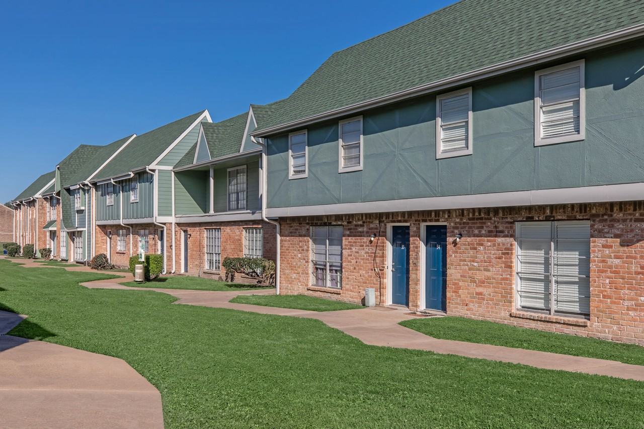 Avalon Village Townhomes - Photo 6 of 20