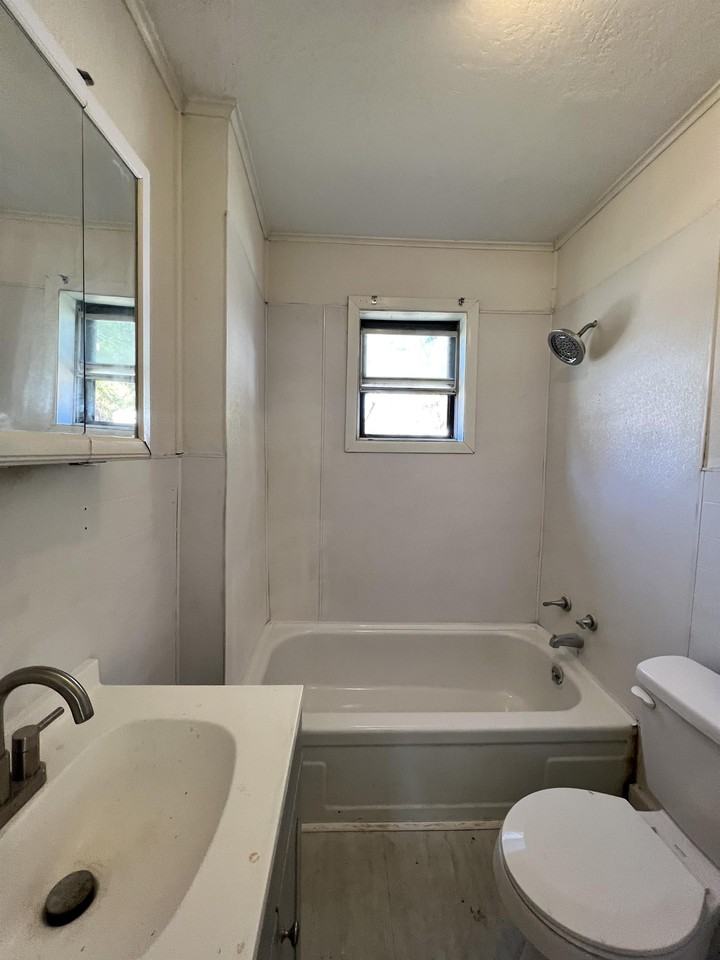 325 Vernon Street - Photo 5 of 8