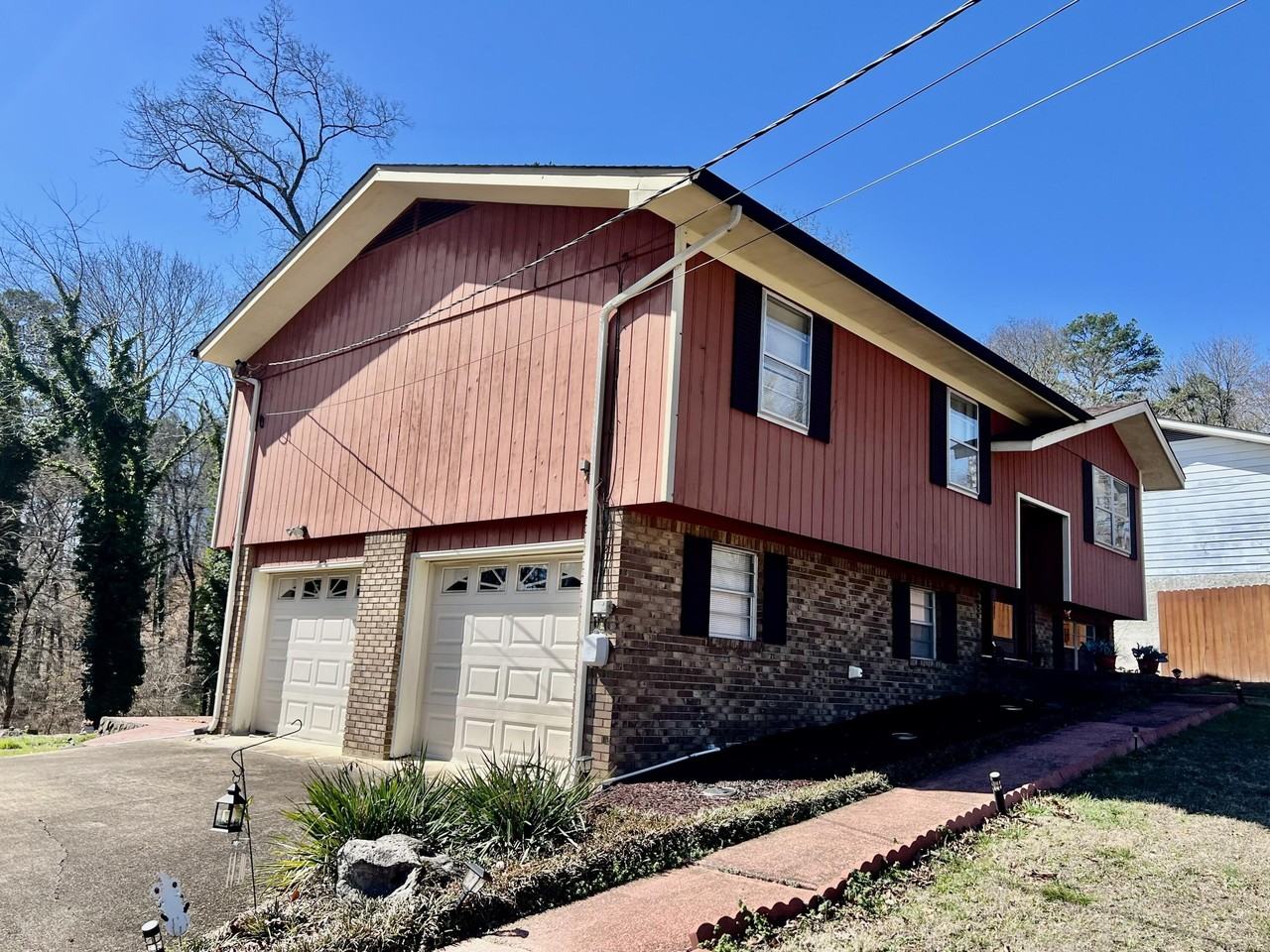 1032 Hillcrest Rd - Photo 2 of 33