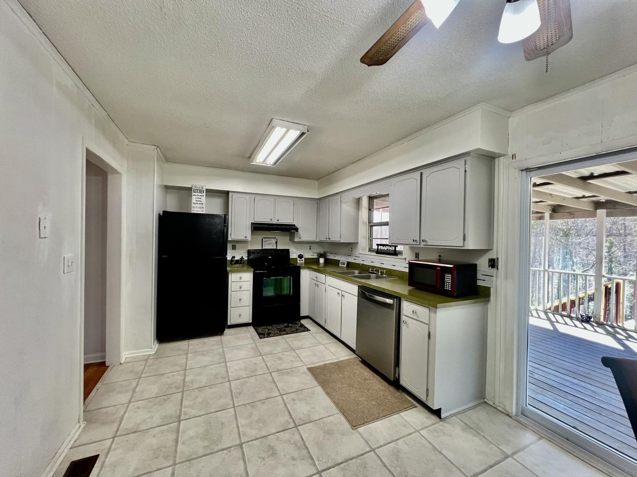 1032 Hillcrest Rd - Photo 6 of 33