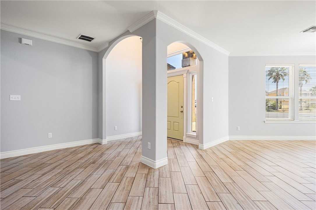 15541 Finistere St - Photo 3 of 33