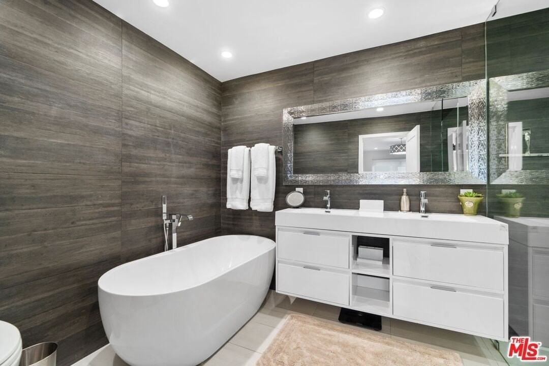 411 Grand Blvd - Photo 3 of 25