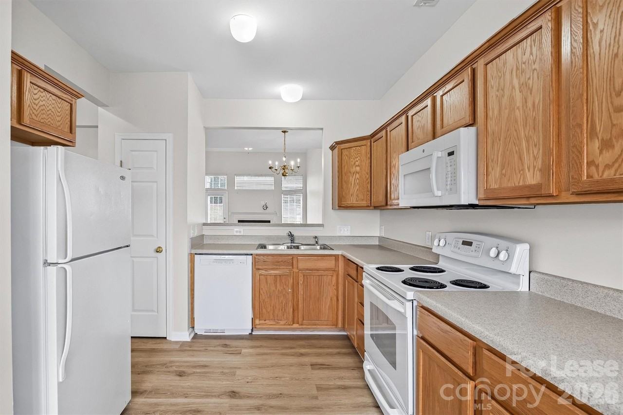 616 Bayou Cir - Photo 5 of 28